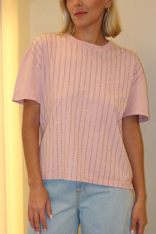 T-SHIRT CURTA COM APLICAÇÃO ROSA