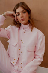 CASACO BOTÕES BOLSOS UTILITÁRIOS ROSA NEVOA