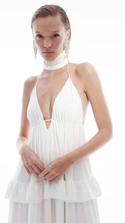 VESTIDO LONGO COM RECORTES E BABADOS