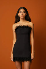 VESTIDO TOMARA QUE CAIA STRAPLESS PRETO PLUMAS