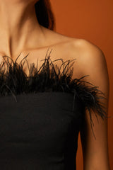 VESTIDO TOMARA QUE CAIA STRAPLESS PRETO PLUMAS