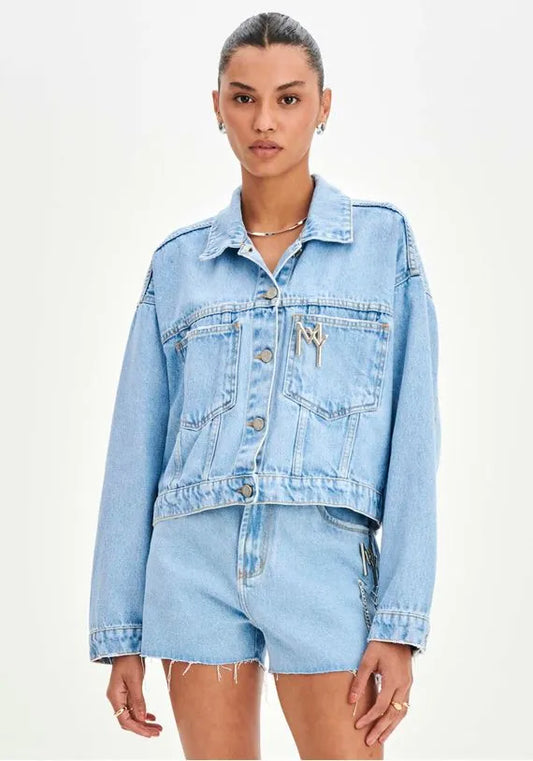 JAQUETA JEANS TRUCKER OVERSIZED DETALHE ALFINETE LAVAGEM CLARA