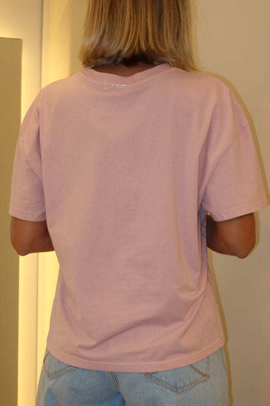 T-SHIRT CURTA COM APLICAÇÃO ROSA