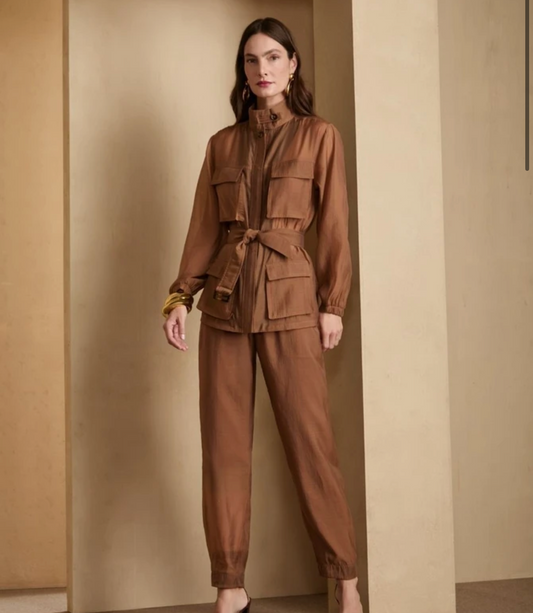 CONJUNTO CASACO COM CINTO E CALÇA  - CARAMELO