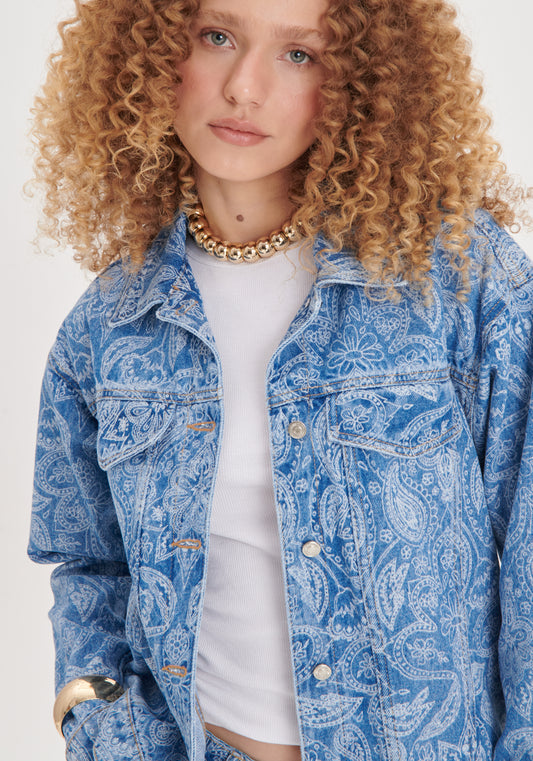 JAQUETA JEANS TRUCKER ESTAMPADA PAISLEY