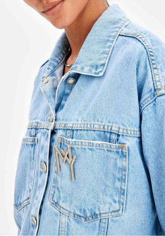 JAQUETA JEANS TRUCKER OVERSIZED DETALHE ALFINETE LAVAGEM CLARA